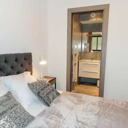 Apartment Chateau-6 *